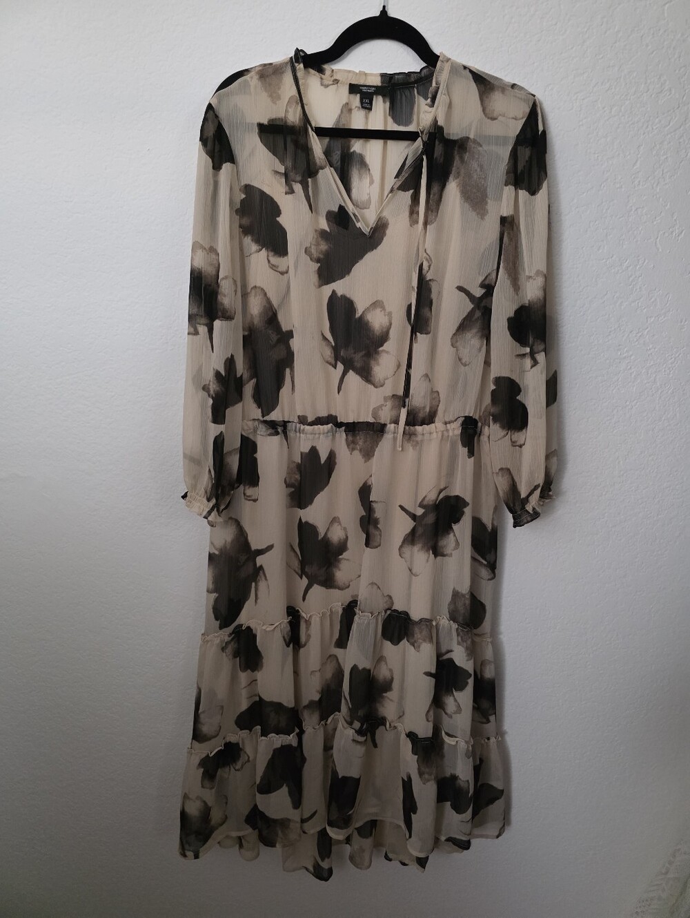 EUC Simply Vera Vera Wang Cream Midi Dress with Black Floral Print